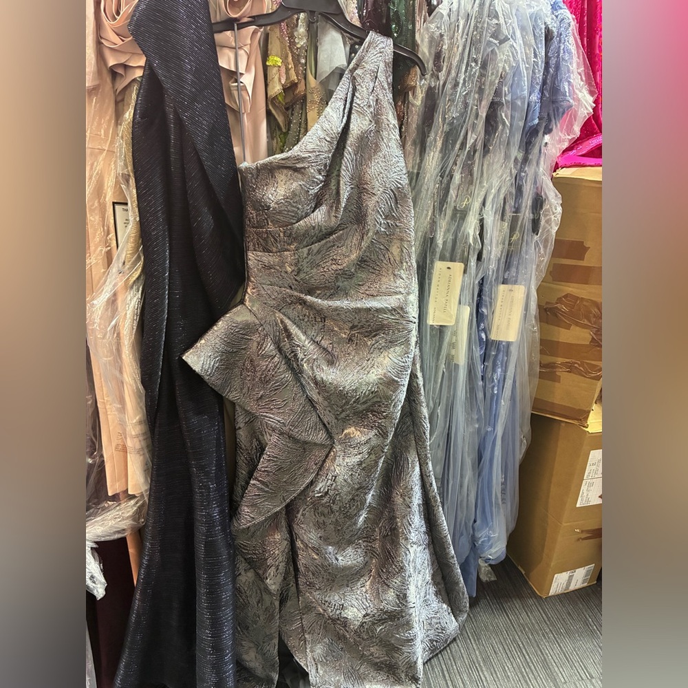 Xscape Silver One Shoulder Metallic Gown Size 4 NWT Formal Ruffle Dress GALA MOB - Picture 9 of 13